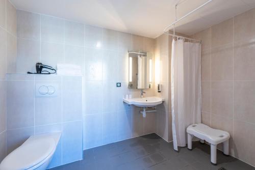 Salle de bains dans l'établissement B&B HOTEL Nice Aéroport Arenas