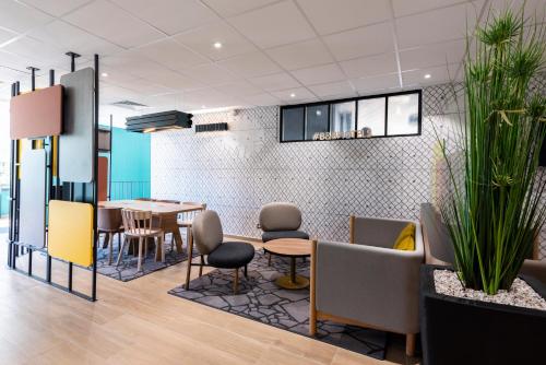 une salle à manger avec une table et des chaises dans l'établissement B&B HOTEL Nice Aéroport Arenas, à Nice