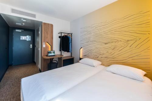 Un ou plusieurs lits dans un hébergement de l'établissement B&B HOTEL Nice Aéroport Arenas