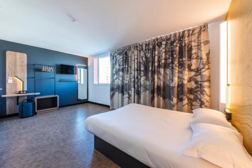 Un ou plusieurs lits dans un hébergement de l'établissement B&B HOTEL Nice Aéroport Arenas