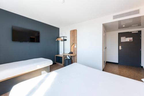 Un ou plusieurs lits dans un hébergement de l'établissement B&B HOTEL Nice Aéroport Arenas