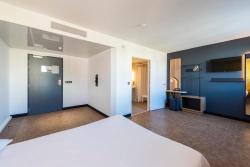 Un ou plusieurs lits dans un hébergement de l'établissement B&B HOTEL Nice Aéroport Arenas