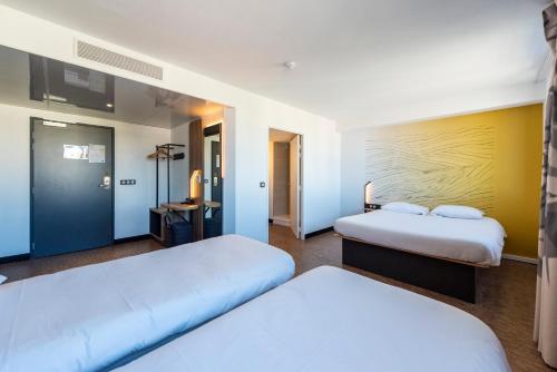 Un ou plusieurs lits dans un hébergement de l'établissement B&B HOTEL Nice Aéroport Arenas