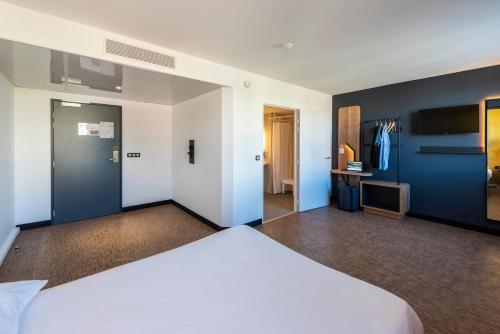 Un ou plusieurs lits dans un hébergement de l'établissement B&B HOTEL Nice Aéroport Arenas