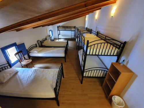 ein Zimmer mit vier Etagenbetten in einem Haus in der Unterkunft Albergue Villares de Orbigo in Villares de Órbigo