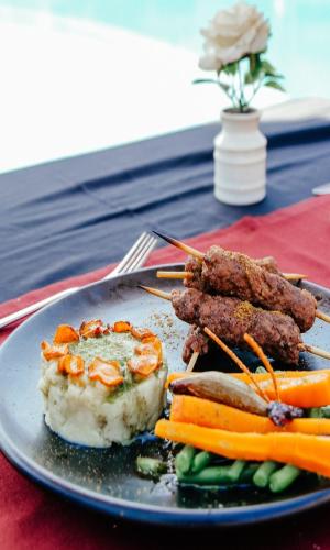 ホテルの敷地内または近くでの食事または食べ物