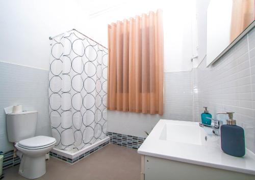 a bathroom with a toilet and a sink and a shower at Rotaret in Valencia