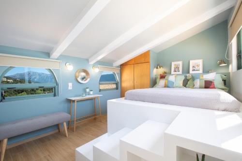 een slaapkamer met een bed en een raam bij SKAI Two Floor Apartment in Vasiliki