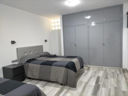 a bedroom with two beds and a wooden floor at Casa RITI Mesa del Mar in Tacoronte
