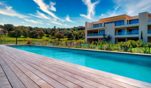 une piscine devant un immeuble dans l'établissement Solaneos propose magnifique T4 neuf sur le port avec Piscine CHAUFFEE, à Porto-Vecchio