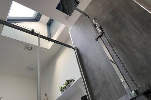 W łazience znajduje się prysznic ze szklanymi drzwiami. w obiekcie The Old Jail Apartment, Inveraray w mieście Inveraray
