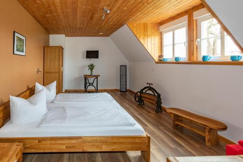 ein Schlafzimmer mit einem großen Bett und einer Holzdecke in der Unterkunft Haus Lutki in Burg