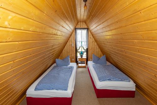 Tempat tidur dalam kamar di Ferienhaus auf der Kauperinsel