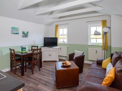 ein Wohnzimmer mit einem Sofa und einem Tisch in der Unterkunft Villa Binz - Apt. 03 in Binz