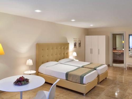 Ліжко або ліжка в номері Mercure Villa Romanazzi Carducci Bari