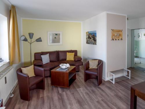 salon z kanapą, krzesłami i stołem w obiekcie Villa Binz - Apt. 02 w mieście Binz