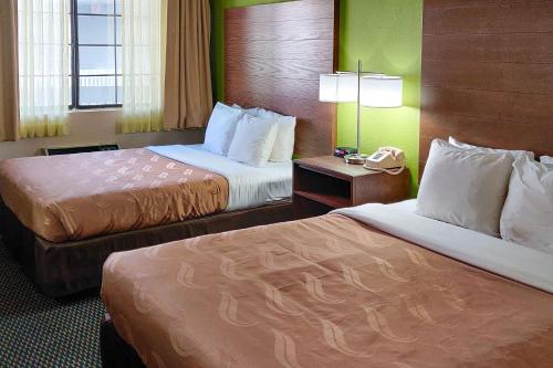 um quarto de hotel com duas camas e um telefone em Quality Inn Flagstaff East I-40 em Flagstaff