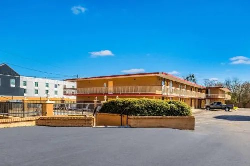 Econo Lodge Inn & Suites Macon West in Macon
