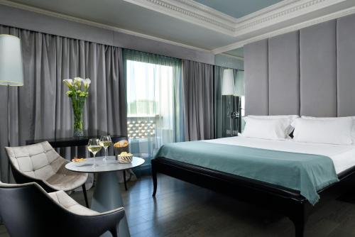 Una cama o camas en una habitación de Leon's Place Hotel In Rome