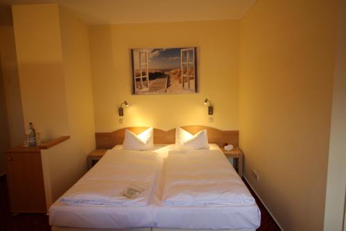 Postel nebo postele na pokoji v ubytování Parkhotel Klüschenberg