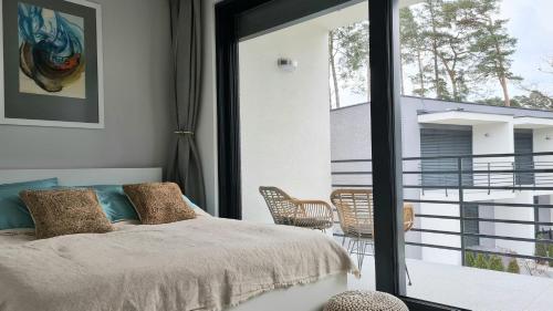 Posteľ alebo postele v izbe v ubytovaní AZURE Apartament Pobierowo