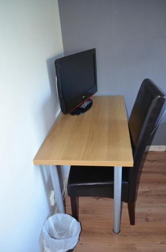 a computer monitor sitting on top of a wooden desk at Lyckåhem Lågprishotell och Vandrarhem in Karlskrona