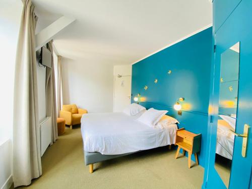 เตียงในห้องที่ Hotel du Parc