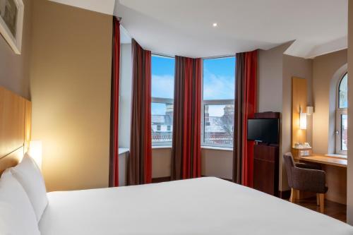 En eller flere senge i et værelse på ibis Belfast Queens Quarter