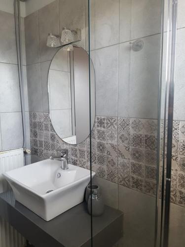 La salle de bains est pourvue d'un lavabo et d'un miroir. dans l'établissement Studio Manousos, à Plakias
