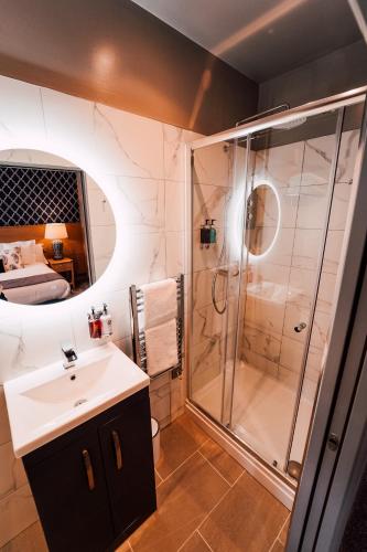une salle de bain avec douche et lavabo dans l'établissement The Maynard, à Grindleford Bridge