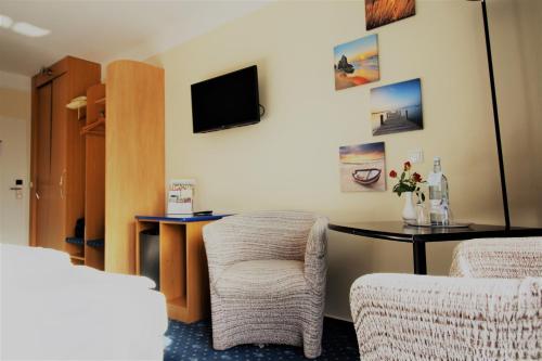 TV a/nebo společenská místnost v ubytování Parkhotel Klüschenberg