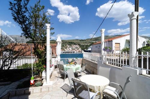 eine Terrasse mit einem Tisch und Stühlen auf dem Balkon in der Unterkunft Guest House Ćuk in Dubrovnik