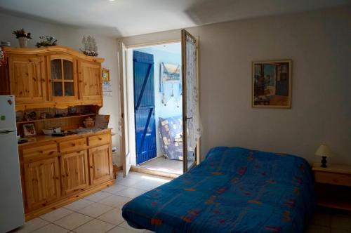 - une chambre avec un lit et une porte menant à une cuisine dans l'établissement LA PORTE DES ILES, à La Barre-de-Monts