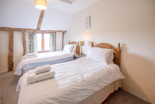 מיטה או מיטות בחדר ב-Granary Cottage Valley Farm Barns Snape Air Manage Suffolk
