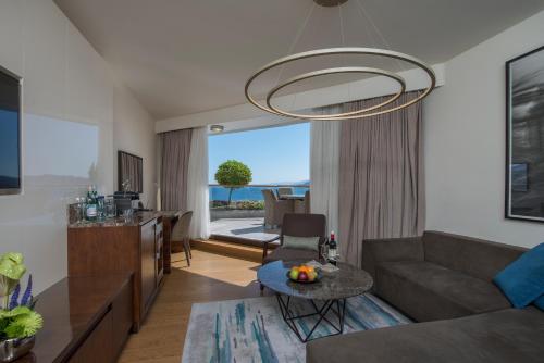 salon z kanapą i stołem w obiekcie Royal Beach Eilat by Isrotel Exclusive w Ejlat