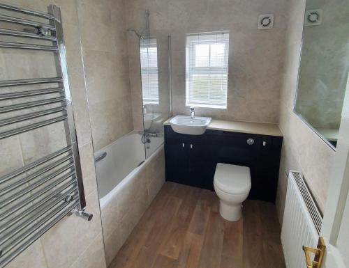 uma casa de banho com um WC, um lavatório e um chuveiro em Beverley Central Townhouse Free Parking Sleeps 8 em Beverley