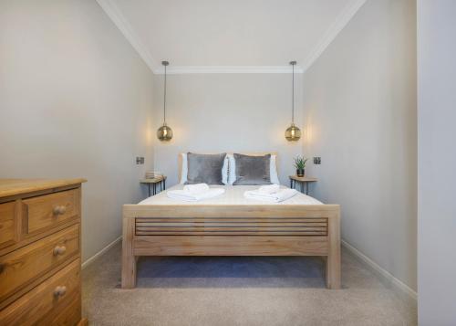 1 dormitorio con 1 cama con 2 almohadas en Stylish Upper Gardner Street - With Free Parking en Brighton & Hove