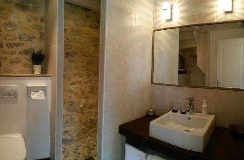 La salle de bains est pourvue d'un lavabo et d'un miroir. dans l'établissement Clarberg - B&B, à Saint-André-de-Roquepertuis