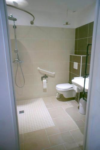 une salle de bain avec toilettes et lavabo dans l'établissement Clarberg - Gîte, à Saint-André-de-Roquepertuis