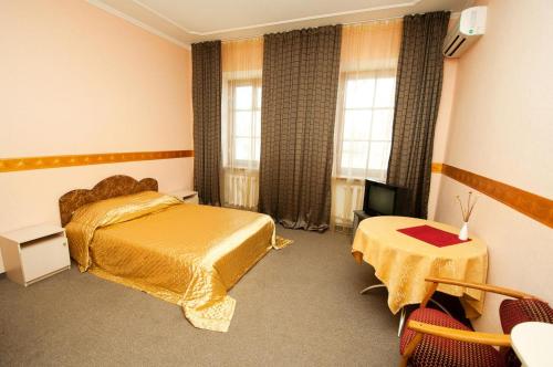 pokój hotelowy z 2 łóżkami i telewizorem w obiekcie Viva Hotel w mieście Mikołajów