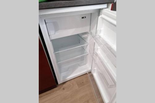 einem leeren Kühlschrank mit offener Tür in der Küche in der Unterkunft Paris 15 min VILLA ORNELLA in Savigny-sur-Orge