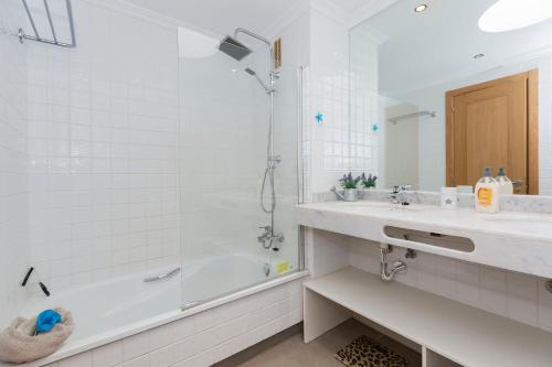 Kylpyhuone majoituspaikassa Luxury Apartment Sotavent III
