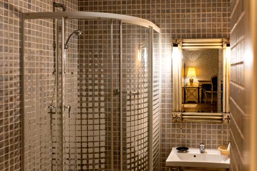 a bathroom with a shower and a sink and a mirror at Berberys Park Hotel in Kazimierz Dolny