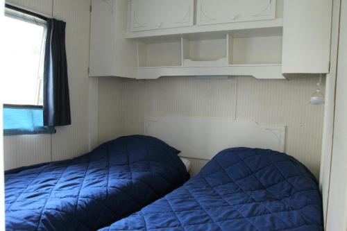 DrijberにあるDe Stacaravanのトレーラーにベッド2台が備わる小さな部屋です。