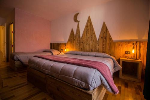 a bedroom with two beds in a room at Garni Il Muretto in Lavarone
