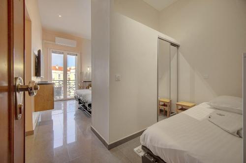 une chambre d'hôtel avec un lit et un miroir dans l'établissement Immogroom- Sublime studio with terrace- close ShopsBar, à Cannes