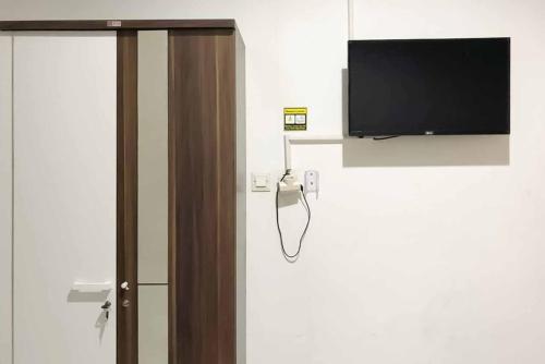 TV a/nebo společenská místnost v ubytování SAS Guest House Mitra RedDoorz At Darmo Park 2 Surabaya