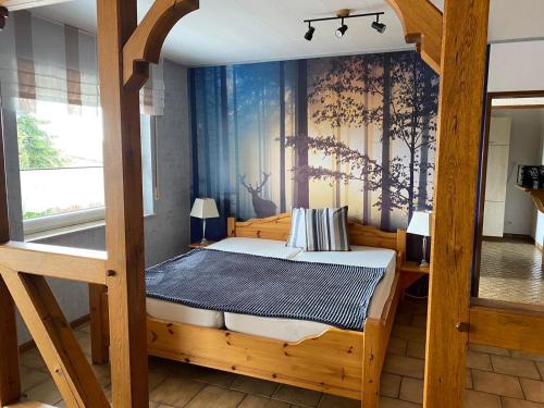 um quarto com uma cama de madeira num quarto em Ferienwohnung Klinkhammer em Ripsdorf