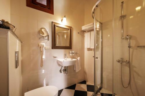 a bathroom with a sink and a shower and a toilet at Hotel Villa Turka in Alanya