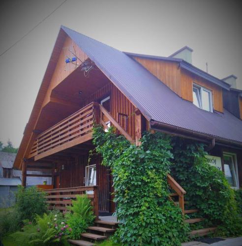uma grande casa de madeira com um telhado de metal em Przystanek Wetlina em Wetlina